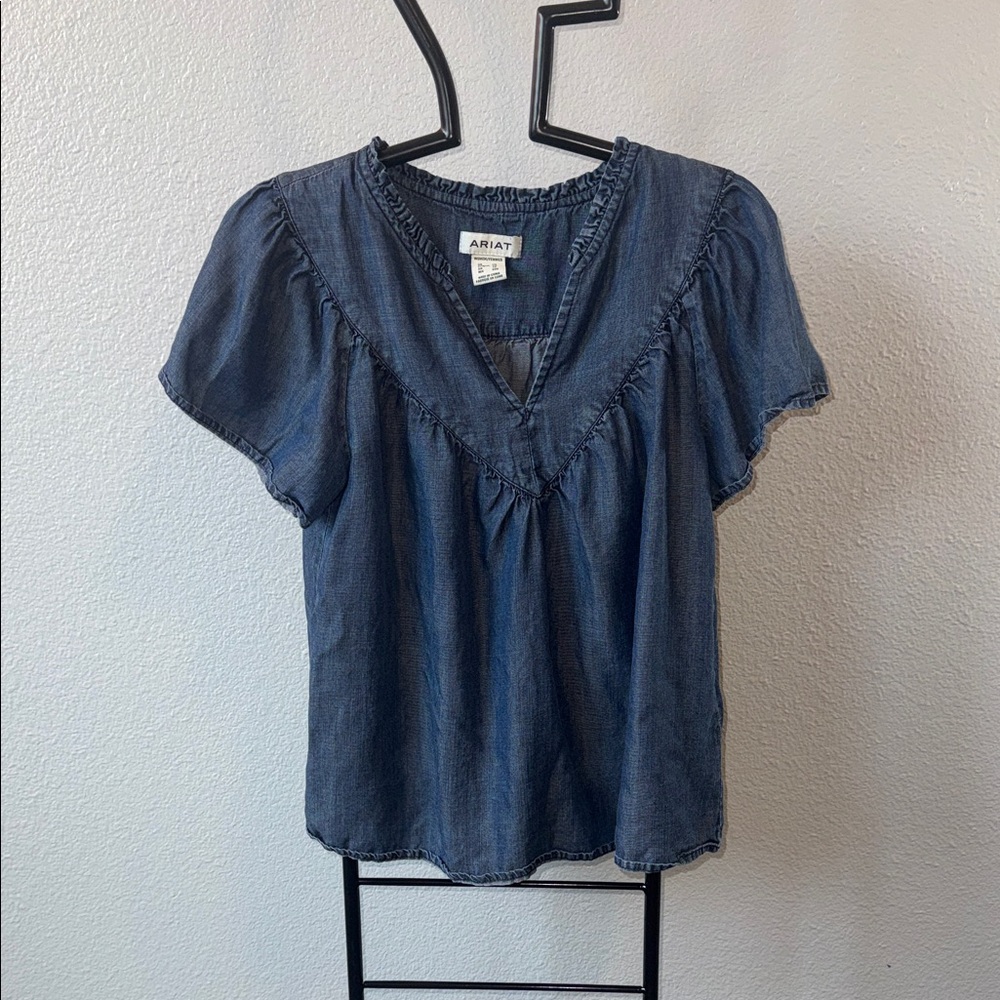 Ariat Indigo Chambray V-Neck Flutter Sleeve Blouse👚